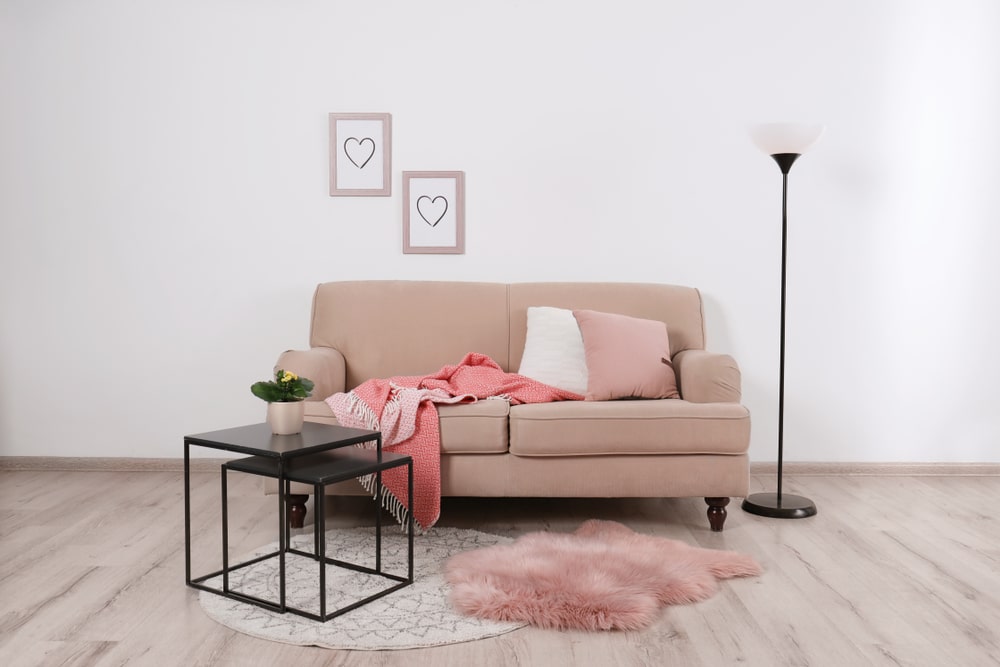 Comfortable,Sofa,With,Pillows,In,Modern,Living,Room,Interior